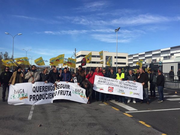 Agricultores de frutas y hortalizas bloquean los accesos a plataformas logísticas en Málaga y Barcelona