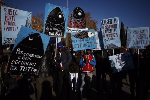 'Sardinas' de toda Italia se manifiestan en Roma en una gran movilización contra el neofascismo