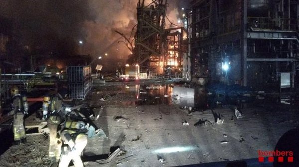 30 dotaciones de Bomberos siguen trabajando en el incendio de la industria de La Canonja (Tarragona)