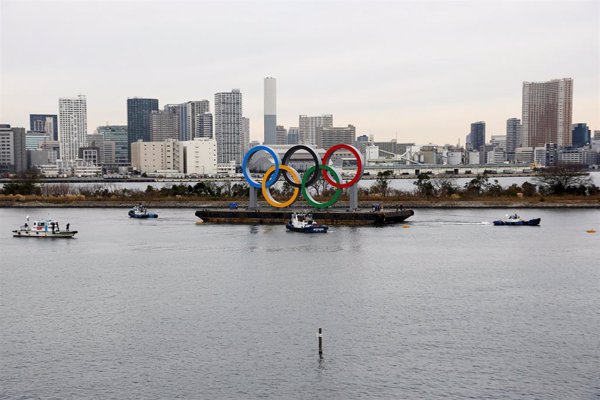 El monumento de los aros olímpicos llega a Tokio para su inauguración