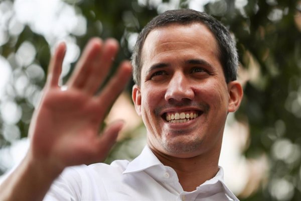 La Contraloría de Venezuela advierte de que inhabilitará a funcionarios que apoyen a Guaidó