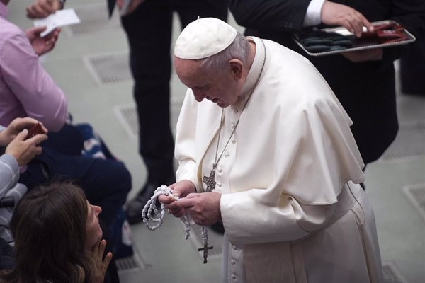 Usuarios de Twitter recuperan palabras del Papa de 2017 sobre los padres como custodios y no 
