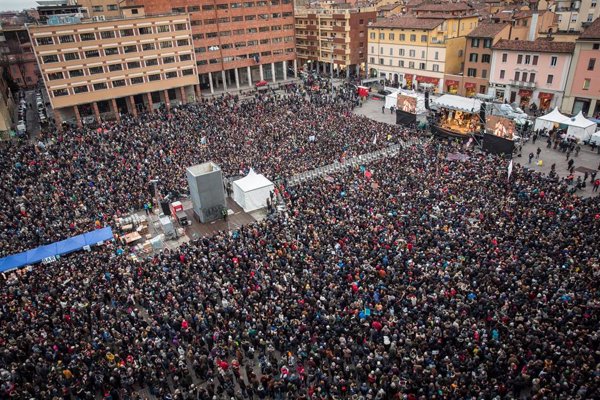 El movimiento de 'Las sardinas' congrega en una manifestación a casi 40.000 personas contra Salvini en Bolonia