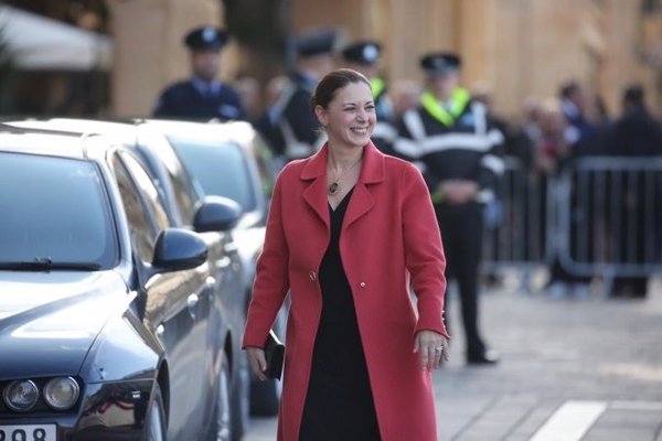 Dimite una ministra de Malta tras desvelarse un viaje de su marido con el sospechoso del asesinato de Caruana