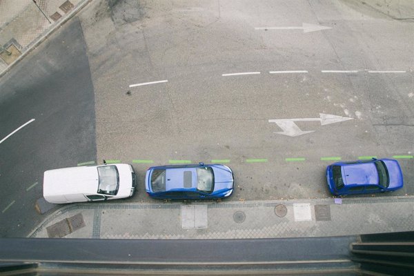 El TS dicta que los Ayuntamientos pueden pintar de color distinto al azul las marcas viales para estacionamiento