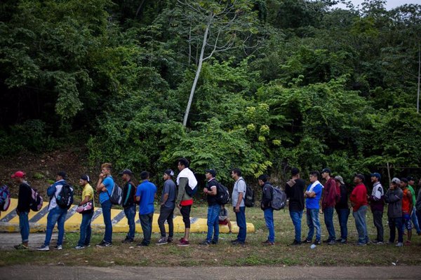 Más de 140 migrantes centroamericanos abandonan la 'caravana' en retornos coordinados por la OIM