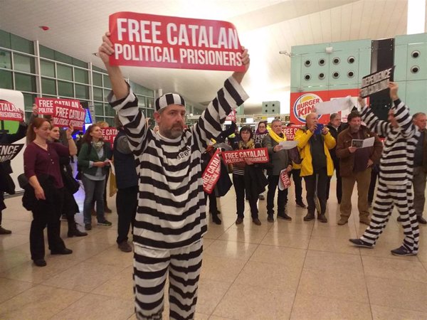 Unas 60 personas reclaman la libertad de los presos en el Aeropuerto de Barcelona