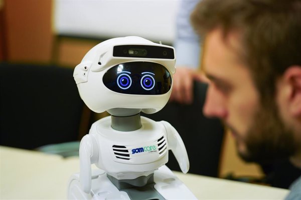 Barcelona hará una prueba piloto con un robot que atiende a ancianos que viven solos