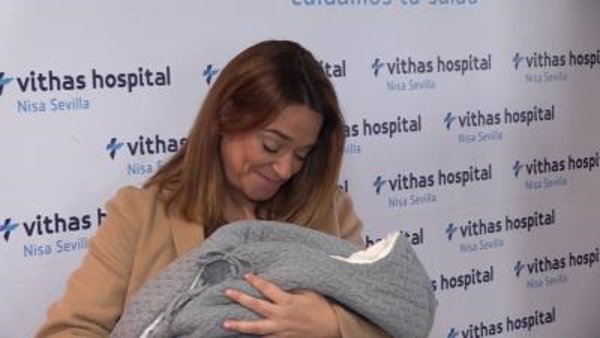 Toñi Moreno vuelve a casa después de dar a luz a su primera hija