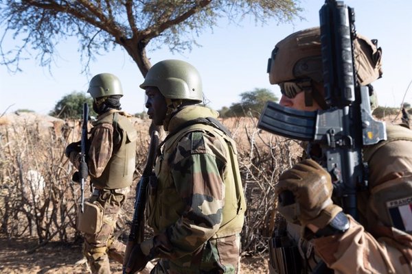 Al menos 19 gendarmes muertos y cinco heridos en un ataque contra un cuartel en el centro de Malí