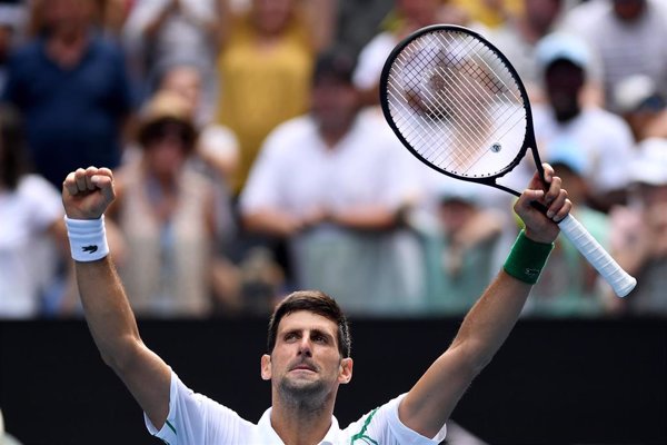 Djokovic arrasa, Federer remonta y Barty y Kvitova se citan en cuartos en Melbourne