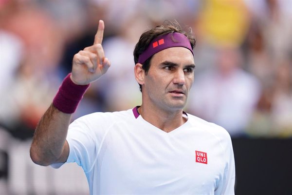 Federer sobrevive a siete bolas de partido y se cita con Djokovic en semifinales