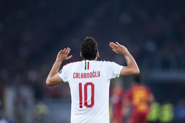 Calhanoglu se viste de héroe para llevar al Milan a las semifinales de la Copa de Italia