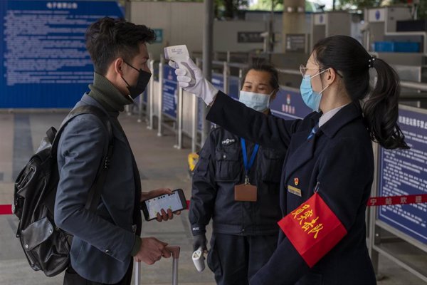 Ascienden a 132 lo muertos por el brote del nuevo coronavirus y a casi 6.000 los afectados en China