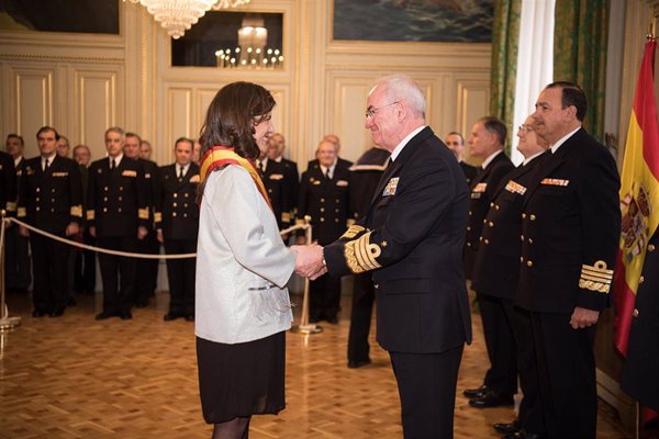 La profesora María Saavedra recibe la Gran Cruz al Mérito Naval por su Cátedra Internacional CEU-ELCANO