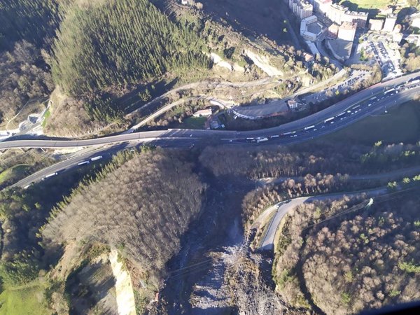 Detectan la presencia en el aire de furano y dioxinas tras el incendio de Zaldibar
