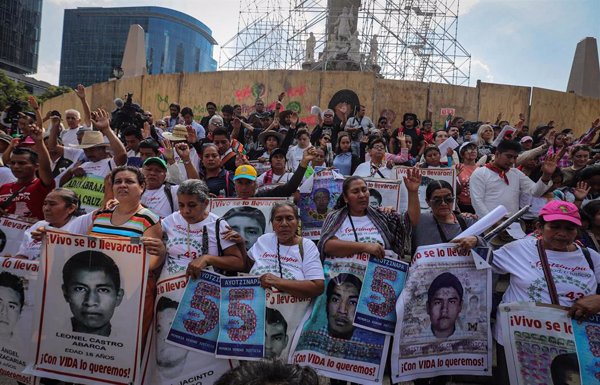 Desalojan con gas lacrimógeno a estudiantes y familiares de los 43 desaparecidos de Ayotzinapa, México