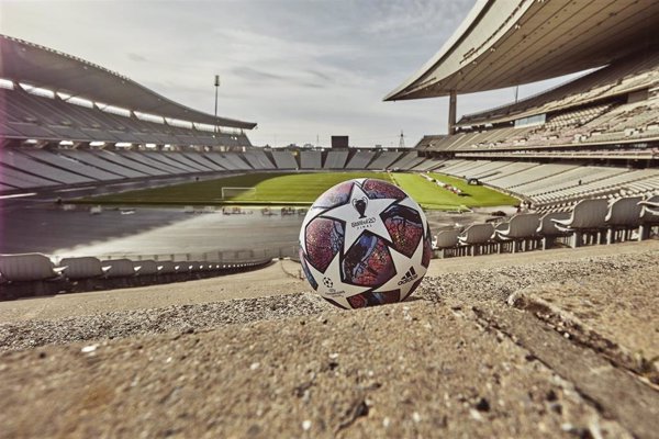Adidas presenta el nuevo balón 'Istanbul 20' que se utilizará durante el resto de la Champions