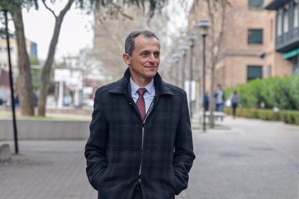 Pedro Duque se compromete a aumentar el salario de los investigadores postdoctorales y las subvenciones