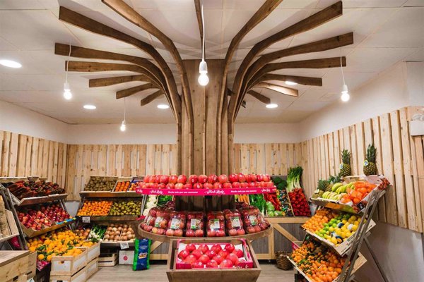 Pink Lady impulsa su presencia en España con la apertura de su primer espacio propio en una frutería