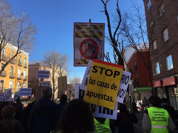 Vecinos del madrileño barrio Latina exigen el cierre de los locales de apuestas al grito de 