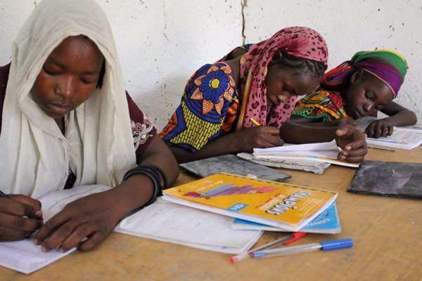 Rozalén viaja a Chad con Entreculturas para apoyar la campaña 'La luz de las niñas'