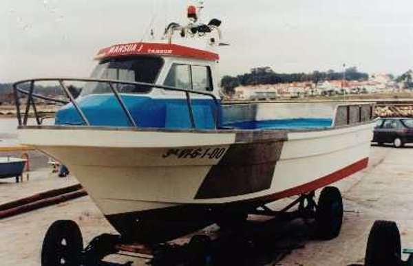 Llega al puerto de Baiona el cuerpo del tripulante del pesquero hundido en Cíes y sigue la búsqueda del patrón
