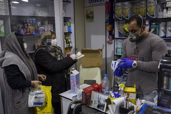 Irán eleva a 15 los muertos por coronavirus, con 95 casos en total
