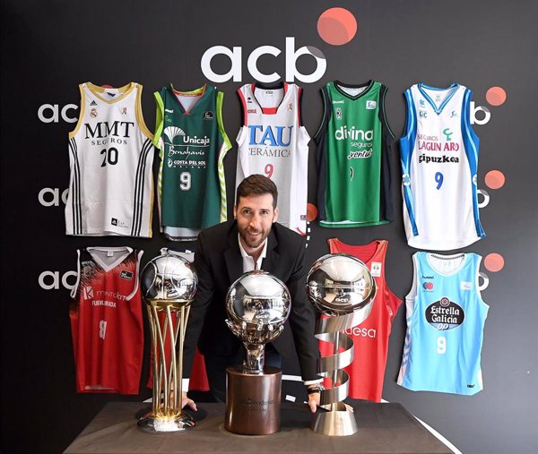 Sergi Vidal recibe el homenaje de la ACB: 