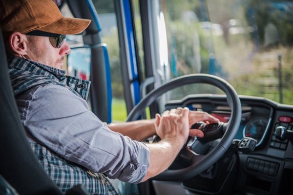 El Gobierno permite viajar dos personas en la cabina de un camión de transporte de carga cuando sea necesario