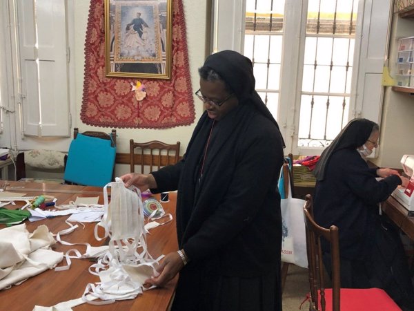 Monjas que cosen mascarillas, catequesis virtuales y bendiciones por Whatsapp, iniciativas de la Iglesia