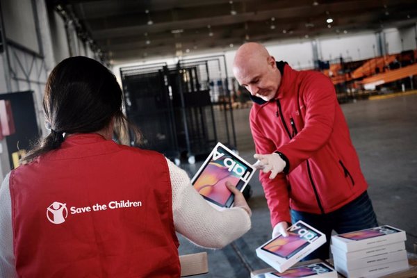 Samsung dona 600 tabletas para que escolares en riesgo de exclusión puedan seguir el curso desde casa