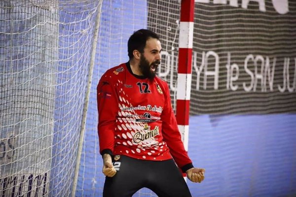 El portero del BM Elda Fran Tirado supera el coronavirus
