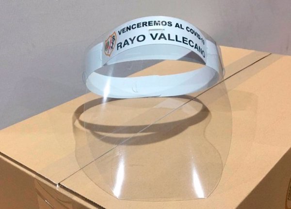 El Rayo Vallecano fabrica 12.000 máscaras protectoras y su afición recauda 33.000 euros para material sanitario