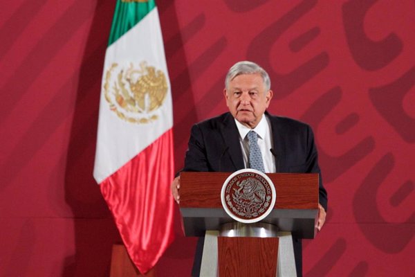 López Obrador saluda a la madre de 'El Chapo' Guzmán en una visita a Sinaloa