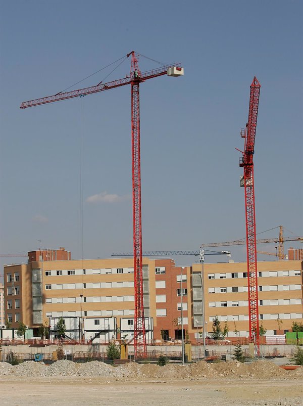 Las grandes constructoras e inmobiliarias paralizan sus obras en España