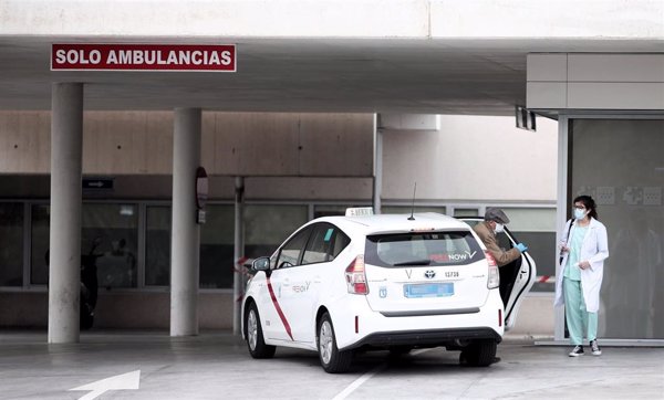 La Comunidad de Madrid prorroga hasta el 12 de abril el acuerdo con taxis y VTC para trasladar sanitarios