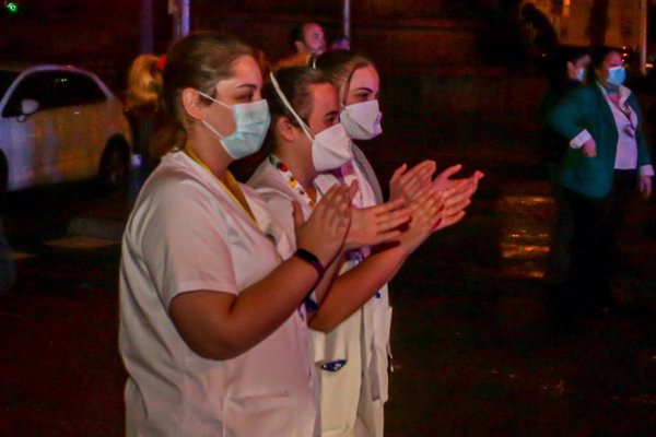 Los aplausos desde los balcones a los profesionales que combaten la pandemia cumplen 20 días