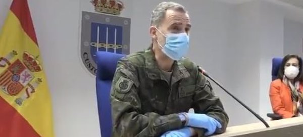 El Rey Felipe sale de palacio con mascarilla y guantes dando las gracias a las Fuerzas Armadas y sanitarios