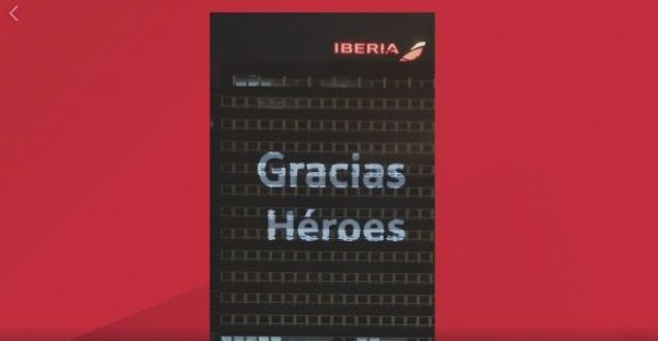 Iberia ilumina su sede en Madrid para rendir homenaje a los que luchan contra el Covid-19