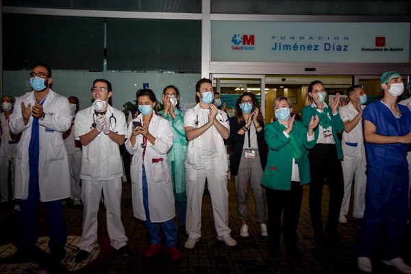Nueva jornada de aplausos y sirenas para agradecer la labor de los profesionales que combaten la pandemia