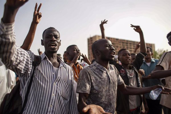 Las fuerzas de seguridad de Sudán usan gases lacrimógenos en el aniversario del derrocamiento de Omar al Bashir