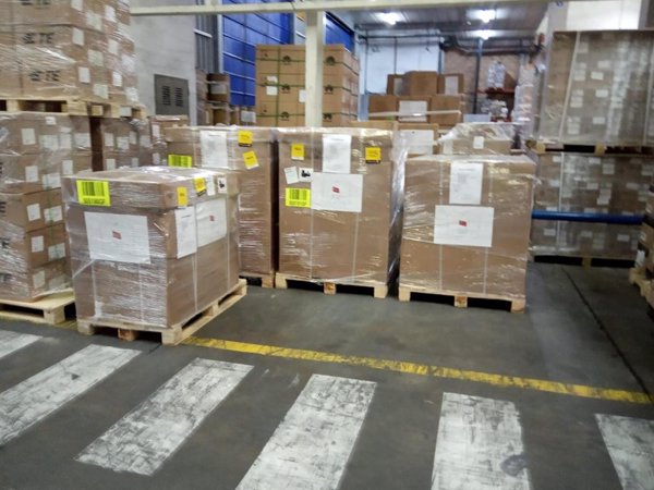 García Page y el consejero de Sanidad de C-LM acuden a Barajas a recibir los respiradores de Turquía