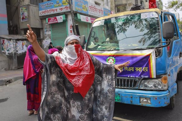 Miles de trabajadores textiles salen a las calles de Bangladesh para exigir el pago de sus salarios