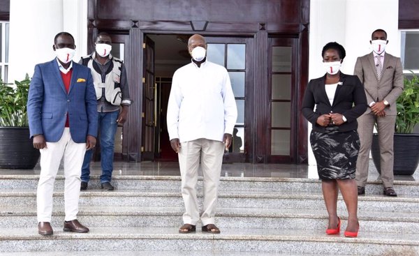 El presidente de Uganda promete una mascarilla gratis para todos los ciudadanos de más de 6 años