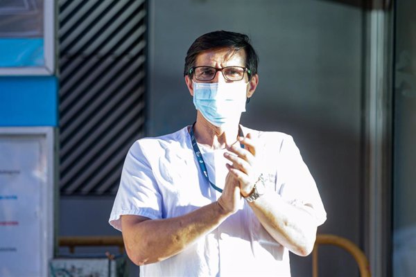 Los aplausos de agradecimiento a los sanitarios persisten aunque pierden intensidad con la desescalada