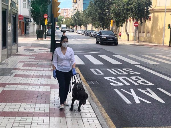 Guía de la ONCE para la desescalada: advertir de la discapacidad, no prestar el bastón o ir por aceras amplias