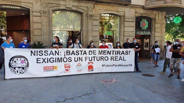 Unos 100 trabajadores de Nissan se concentran en Barcelona para exigir un plan industrial