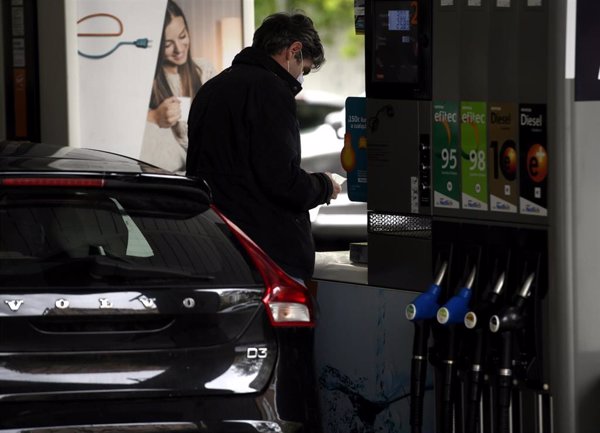 El consumo de combustibles de automoción se derrumba un 59% en abril y cae a mínimos históricos por el Covid
