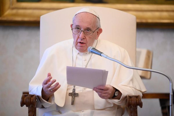 El Papa reza el rosario por el mundo golpeado por la pandemia conectado con 47 santuarios